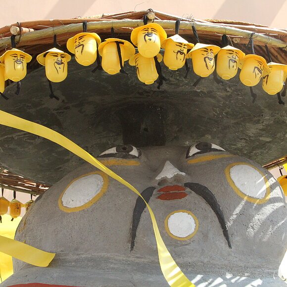 Zum Bayrisch-Chinesischen Sommer wird auch der Chinesenbrunnen geschmückt