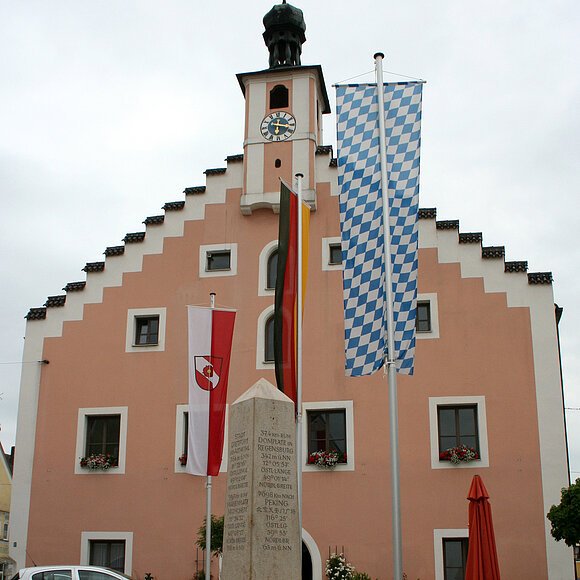 Obelisk zur Erinnerung an die Feier "700 Jahre Marktrecht Dietfurt"