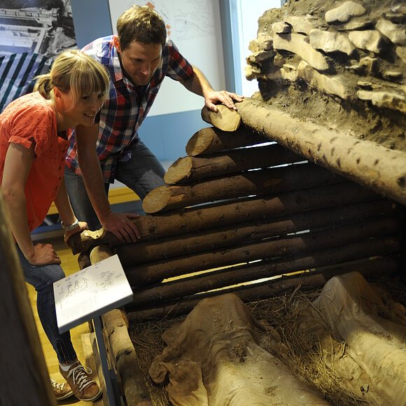 Ein Paar besichtigt das Grab im Museum Hollerhaus.