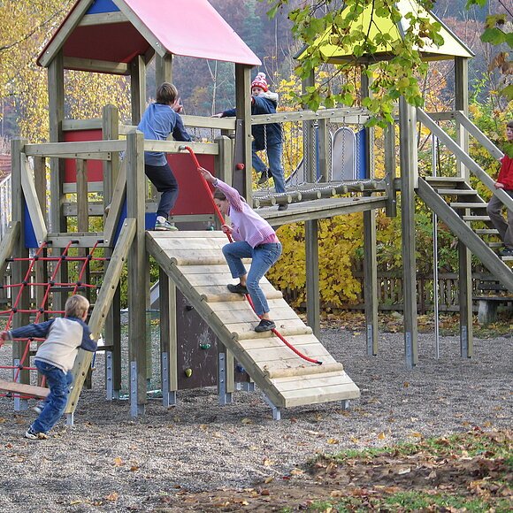 Spiel und Klettergerät mit Zwei Türmen, diversen Treppen, Brücke und Rutsche für Kinder