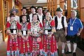 Zhangjiajie Internat. Country Music Festival 2011 - Musikkapelle Bayrisch China Express - Reiseimpressionen zeigen die bayerischen Musikanten mit Chinesinnen in wunderschöner Tracht