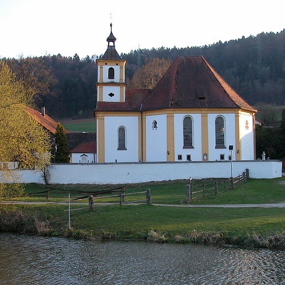 Wallfahrtskirche Griesstetten mit Friedhofsmauer und Altwasser im Vordergrund