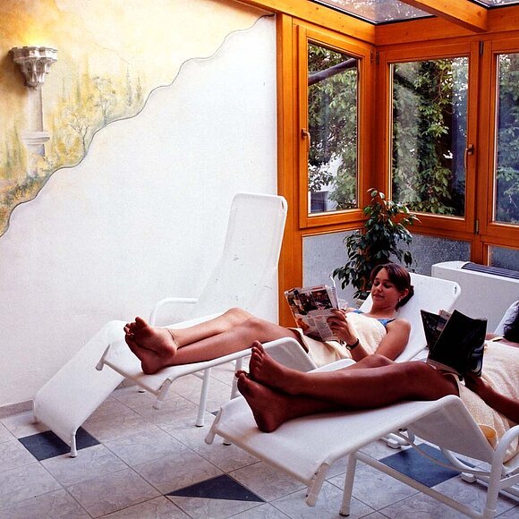 Zwei Damen auf Saunaliegen zur Entspannung