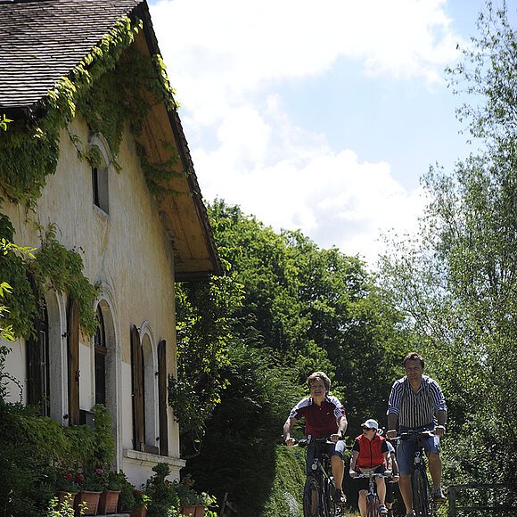 Radfahren am Alten Kanal Idyllisch liegt das ehemalige Schleusenwärterhäuschen am Alten Kanal neben dem Radweg.