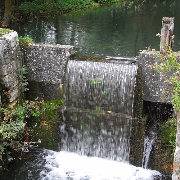 alte Staumauer mit kleinem Wasserfall
