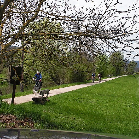Zwei Radler am Kanal unterhalb von Mühlbach