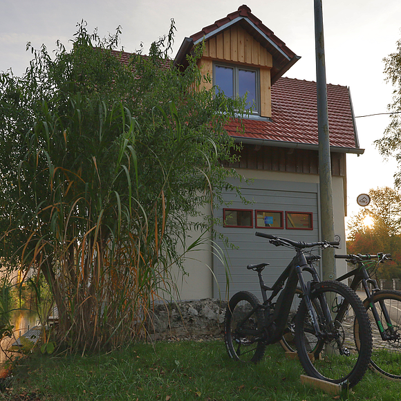 S2 Radlwerkstatt GbR Auf dem Bild sieht man die S2 Radlwerkstatt von außen. Davor stehen 2 Fahrräder.