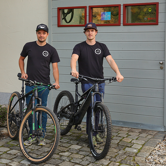 S2 Radlwerkstatt GbR Auf dem Bild sieht man die beiden Inhaber (Schmid Maximilian u. Quirin) vor der S2 Radlwerkstatt.