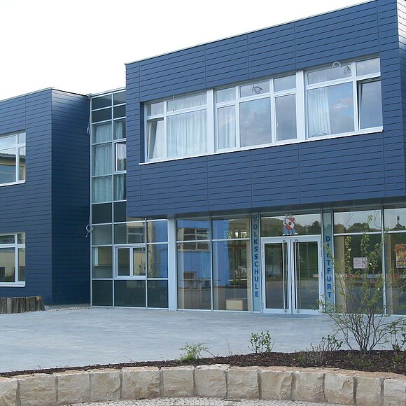 Pausenhof und Schuleingang