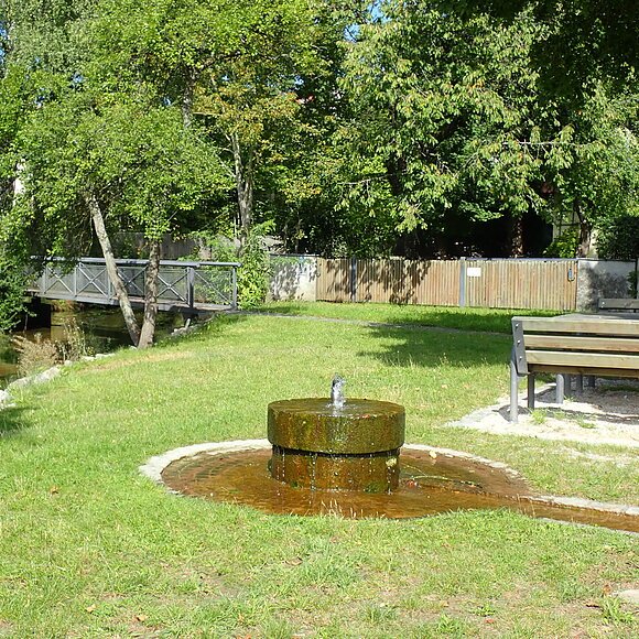 Brunnen am Mühlbach Brunnen am Mühlbach mit Sitzbänken