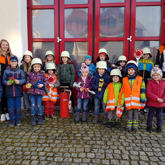 Die Kinderfeuerwehr bei ihrer erstem Übung