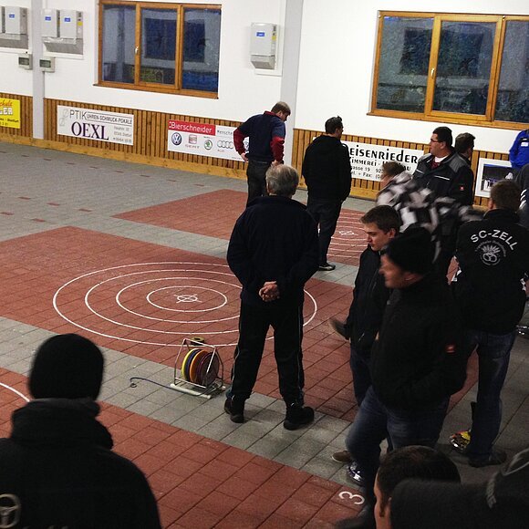 Sommerstockschiessen Wettkampf im Sommerstockschiessen des Stockclubs Zell in der Stockhalle in Zell