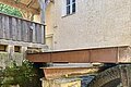 Obermühle Wasserrad Das Wasserrad wird von einer Rinne angetrieben. Links hinten ist ein hölzerner Wehrgang zu sehen.