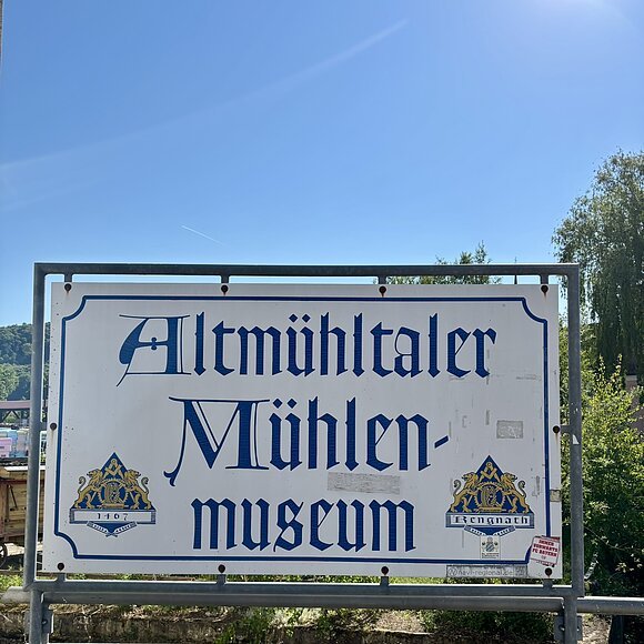 Vor blauem Himmel ist das Schild mit der Schrift: Altmühltaler Mühlenmuseum zu sehen