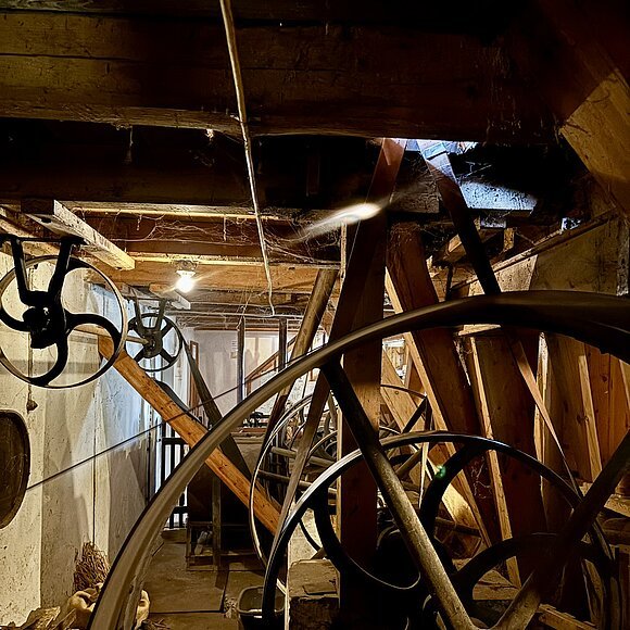 In dem dunklen Innenraum sind des Mühlenmuseums sind die Mühlräder zu sehen