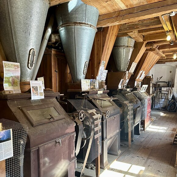 Mahlwerke im Innenraum. Fluchtpunkt rechts