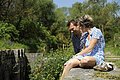 Zwei Wanderer sitzen an der alten Schleusenmauer beim Alcmonageände