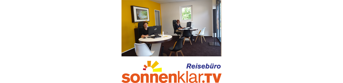 Auf dem Bild sieht man 2 Mitarbeiterinnen (Eva-Maria Matthes u. Louisa Englmeier) vom sonnenklar.TV Reisebüro an den Arbeitsplätzen. Unter dem Bild ist das Firmenlogo zu sehen.