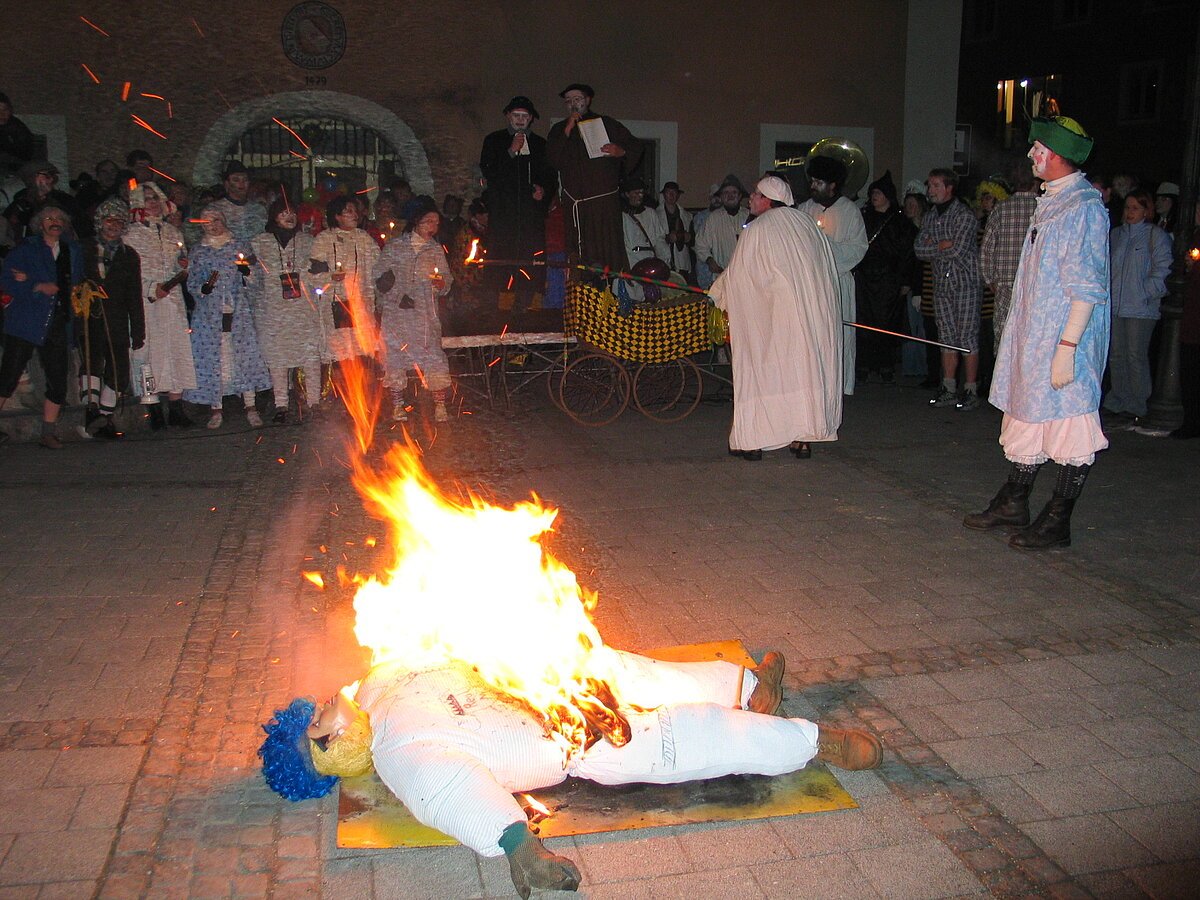 Symbolisch wird beim Kehraus des Chinesenfasching der Fasching verbrannt