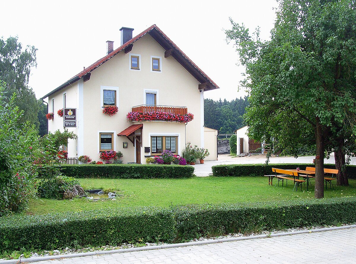 Gasthaus Benz Gasthaus Waldschenke mit begrüntem Biergarten