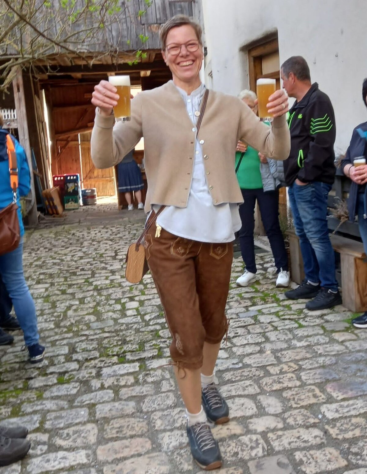 Gästeführerin Birgit serviert freudestrahlend 2 Gläser Bier ...