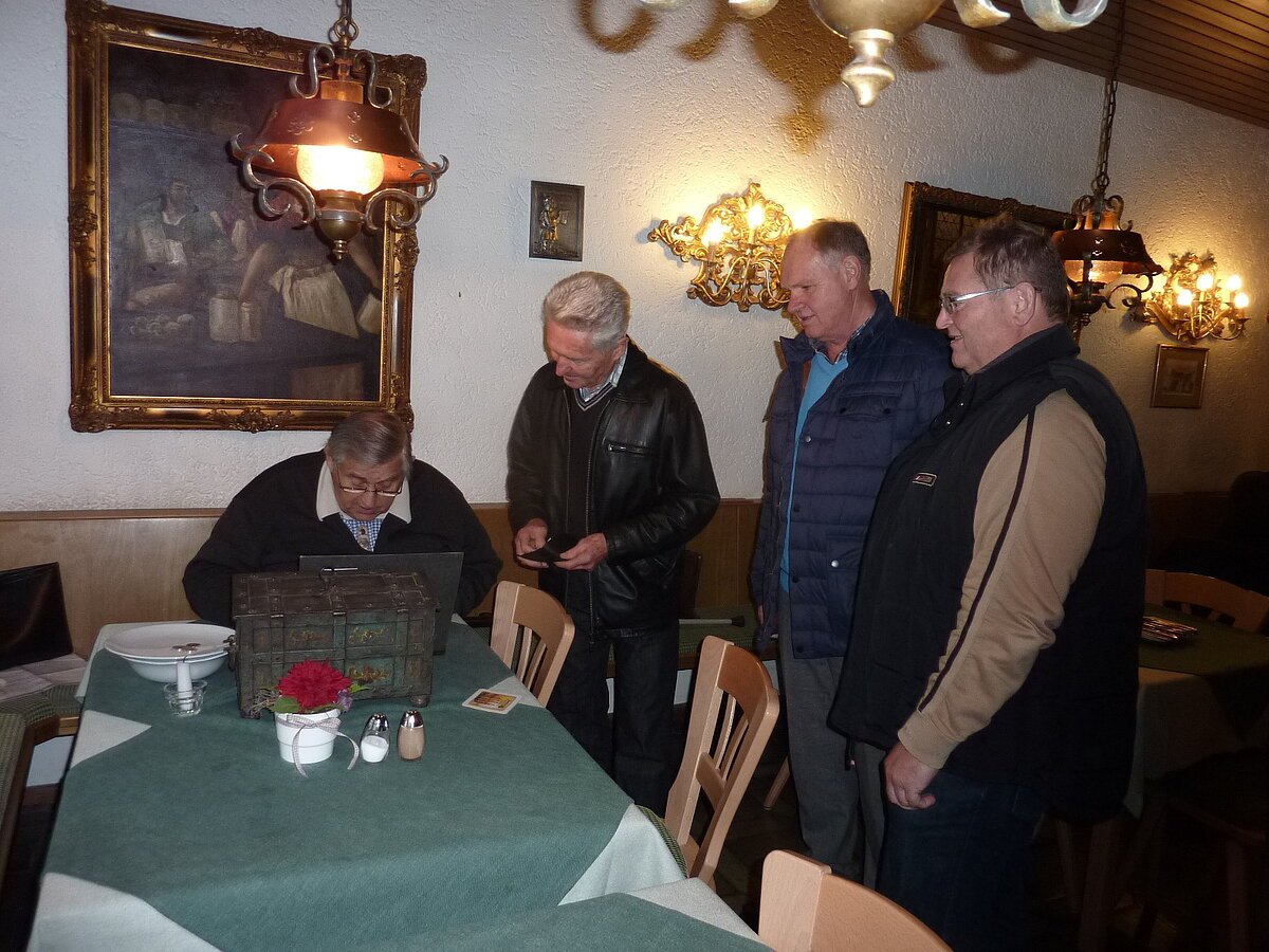 Vorstand Helmut Baumer kassert den Jahresbeitrag