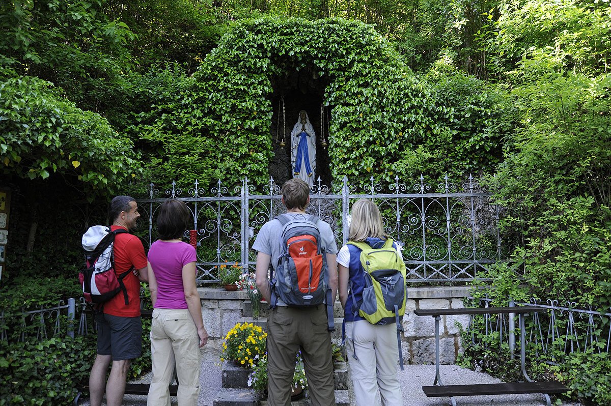 Wanderer auf dem Wallfahrerweg machen Station an der Lourdesgrotte bei Dietfurt