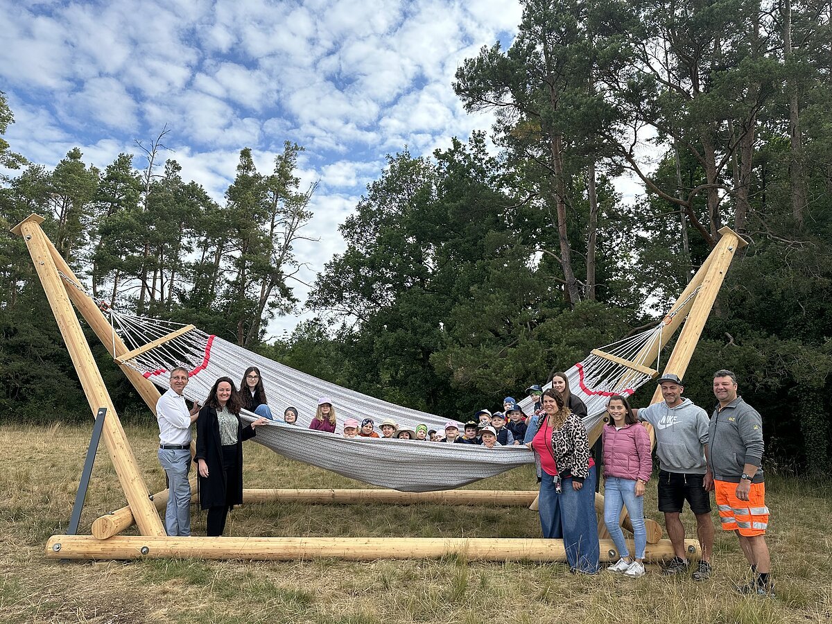 Kinder in der Hängematte, Erwachsene rechts und links davor