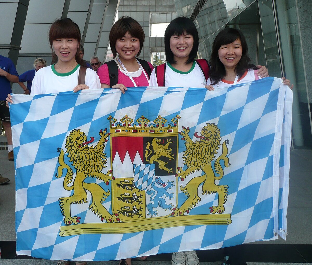 Zhangjiajie Internat. Country Music Festival 2011 - Musikkapelle Bayrisch China Express - 4 Chinesinnen mit der bayerischen Fahne