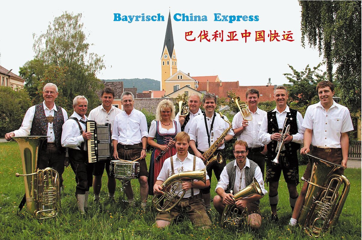 Gruppenbild Bayrisch China Express - im Hintergrund ist die Dietfurter Stadtpfarrkiche St. Ägidius zu sehen.
