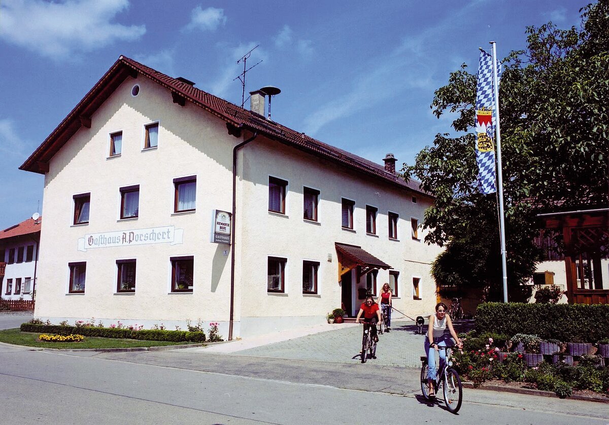 Aussenansicht Gasthaus Porschert mi Radfahrer
