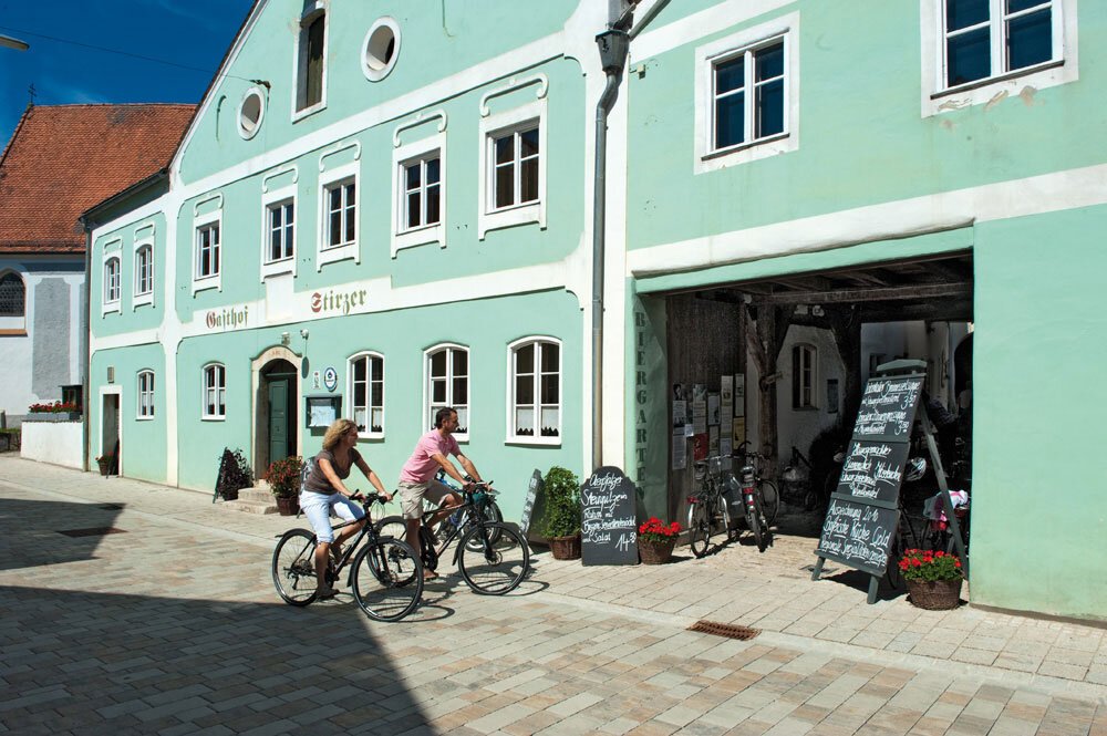 In Dietfurt stärken sich Radfahrer bei einer Pause im historischen Gasthof.