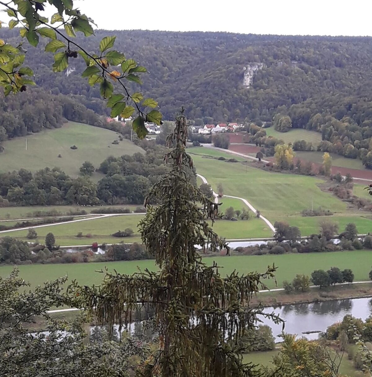 Blick von der Eisiedlerhöhe auf Mühlbach und den Kopffelsen, sowie den beiden Kanälen