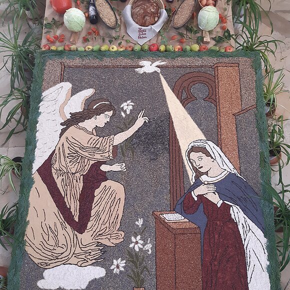 Erntedank-Körnerteppich "Maria Verkündigung" Das Körnerbild "Maria Verkündigung" zeigt wie der Engel Gabriel Maria erscheint. Es ist aus verschiedenen Körner in unterschiedlichen Farben "gemalt".