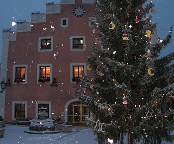 Rathaus mit Weihnachtsbaum